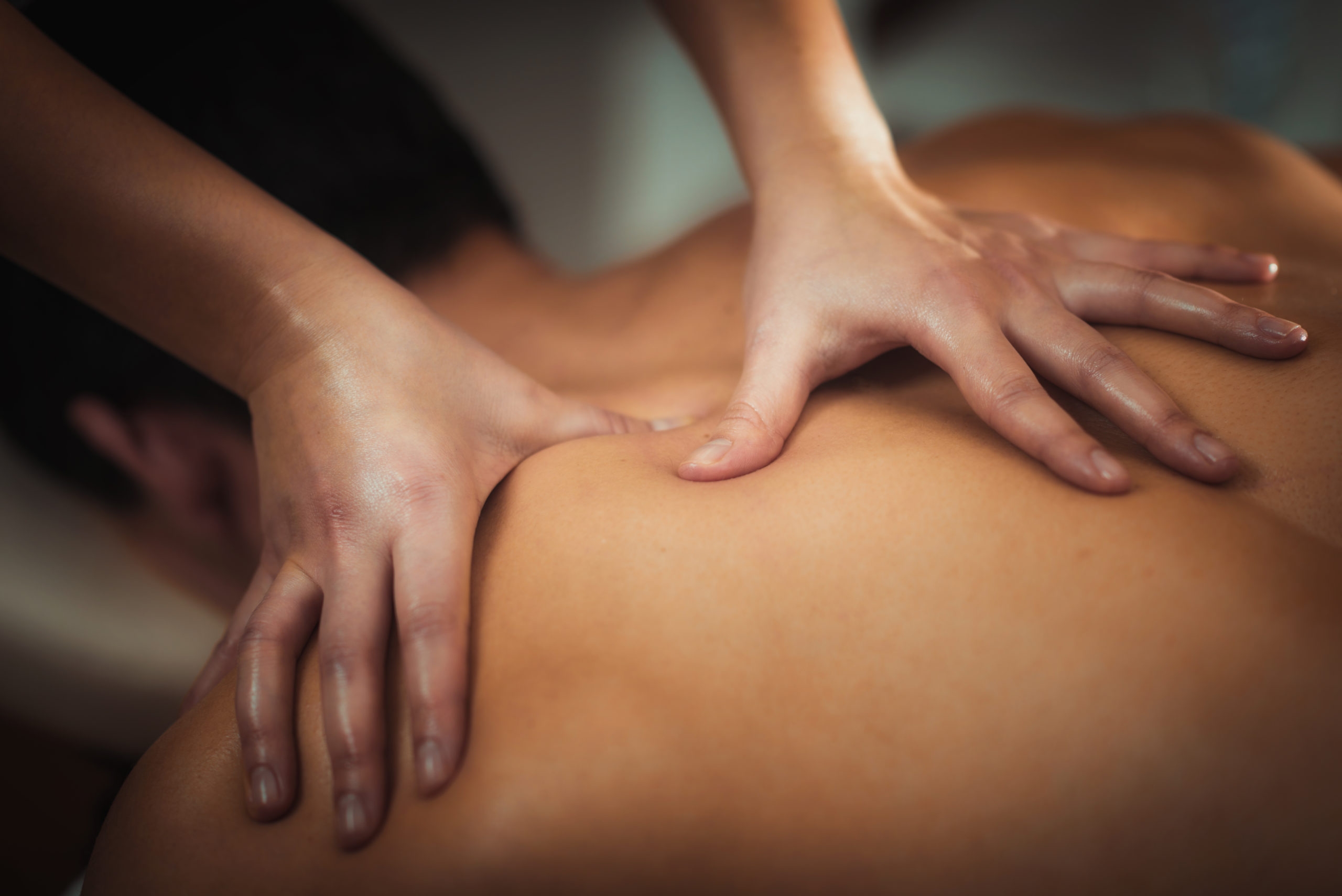 Physiotherapist,Massaging,Male,Patient,With,Injured,Shoulder,Blade,Muscle.,Sports